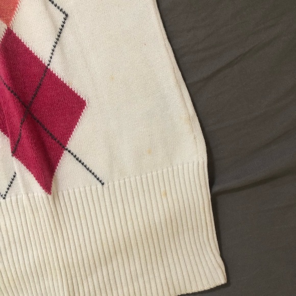 White knit vest with pink & coral geometric pattern - Picture 6 of 7